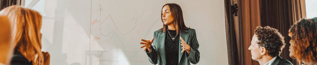 ragazza-riunione-presenta-progetto